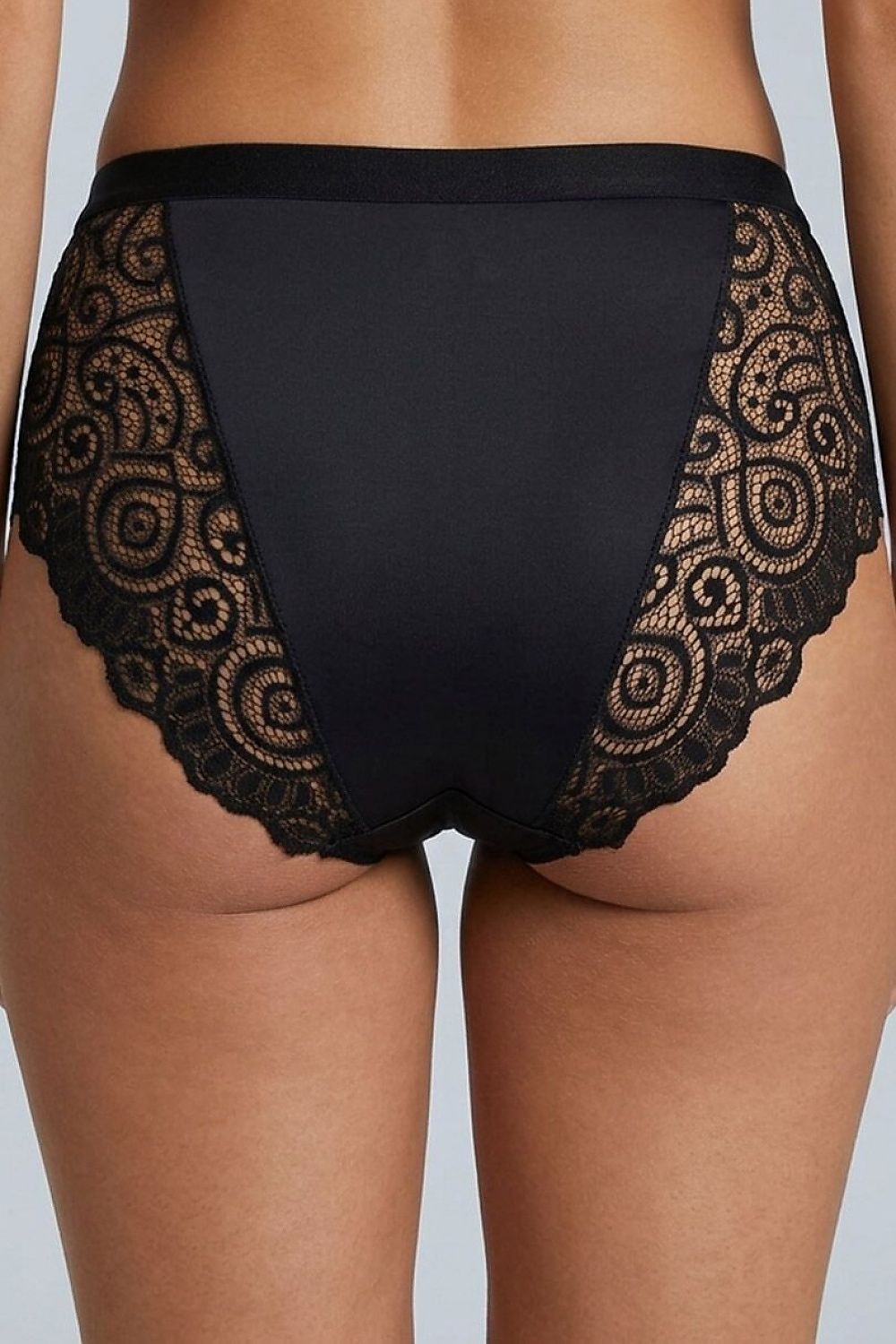 Culottes noires élégantes avec dentelle délicate sur les côtés, modèle Samantha 230195, confort et féminité assurés.