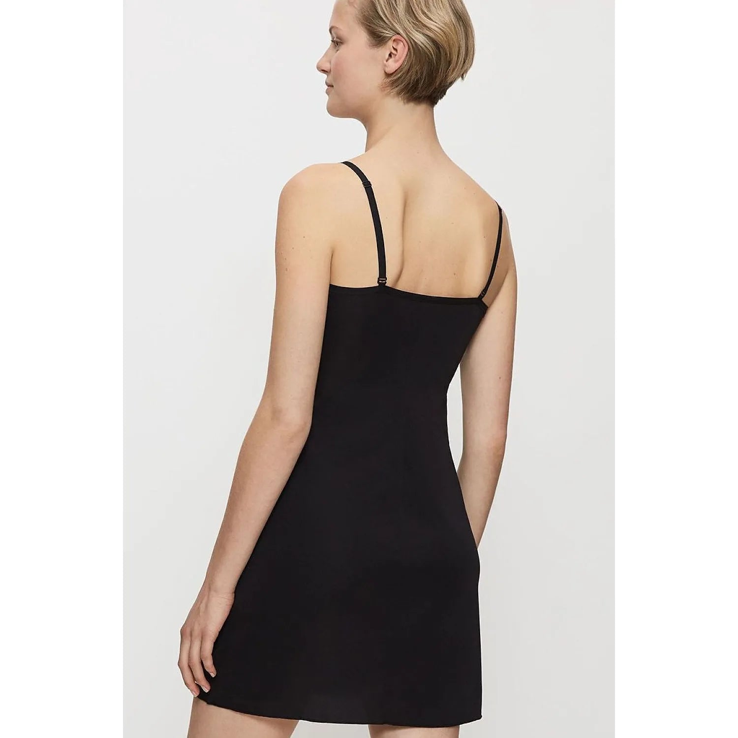 Chemise de nuit noire femme, bretelles fines, tissu léger antistatique, coupe ajustée élégante, confort maximal.