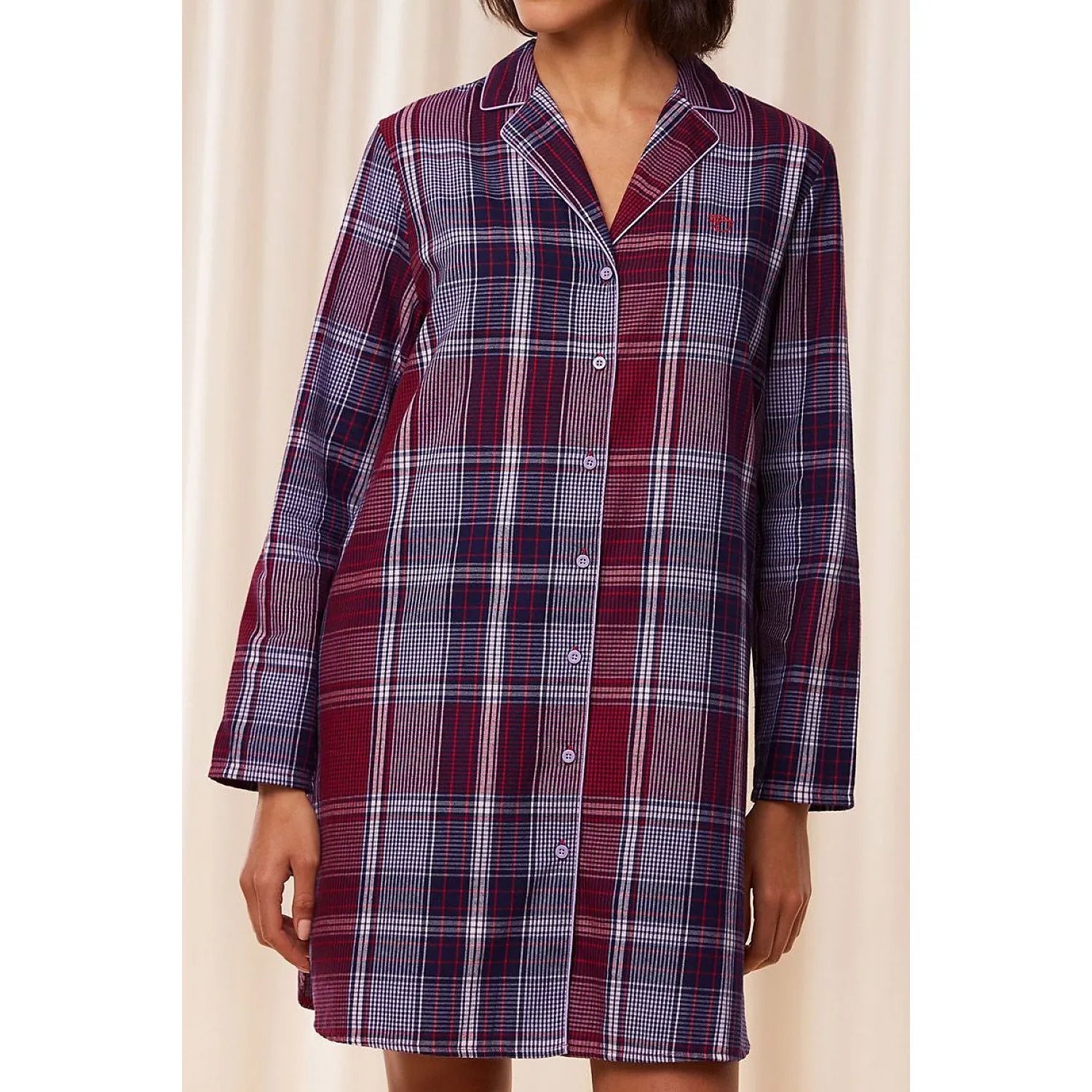 Chemise de nuit ample en coton bio, style classique, boutons contrastés, motif à carreaux rouges et bleus, manches longues.