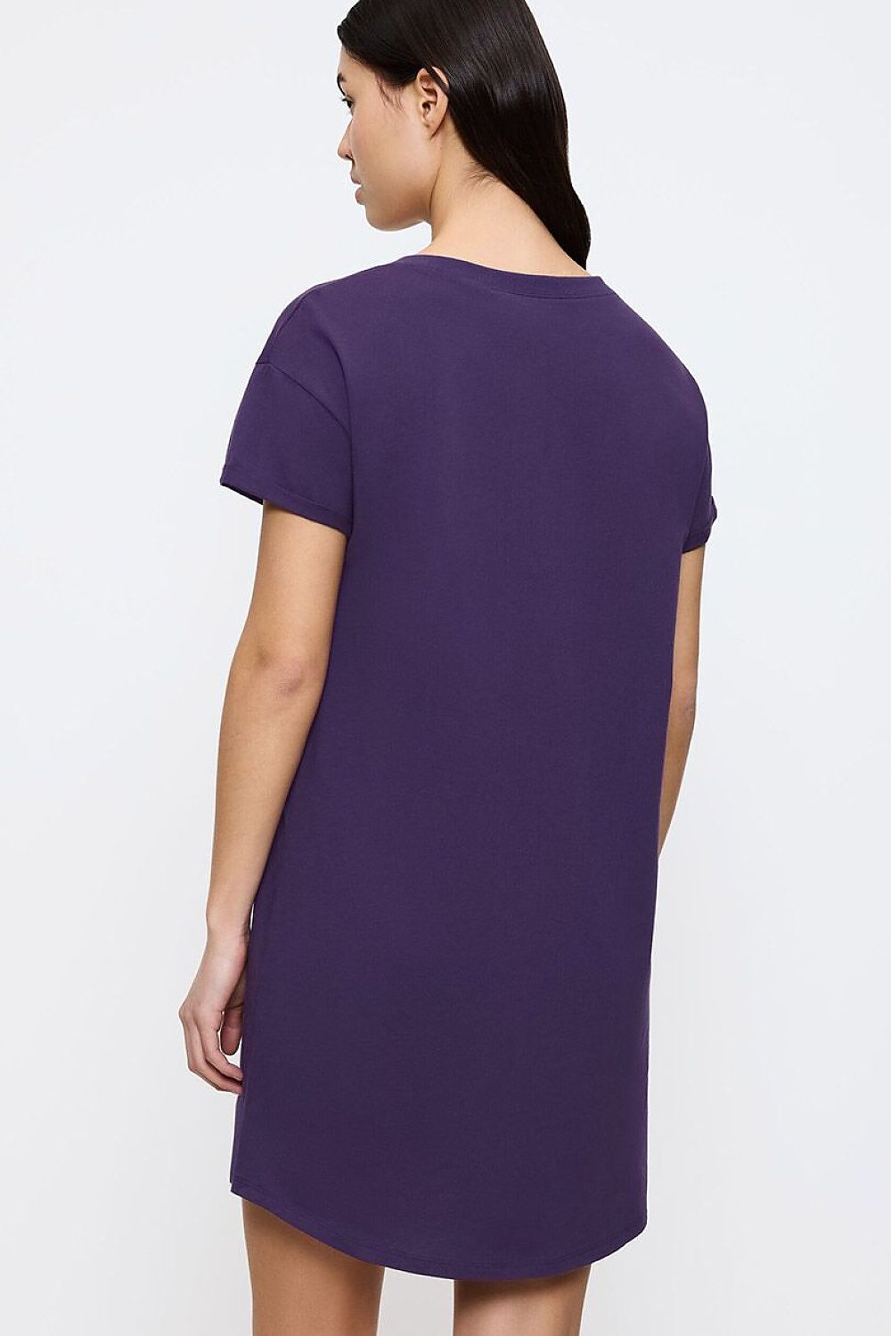 Chemise de nuit violette Triumph, manches courtes, coupe ample, tissu doux et respirant pour confort nocturne.