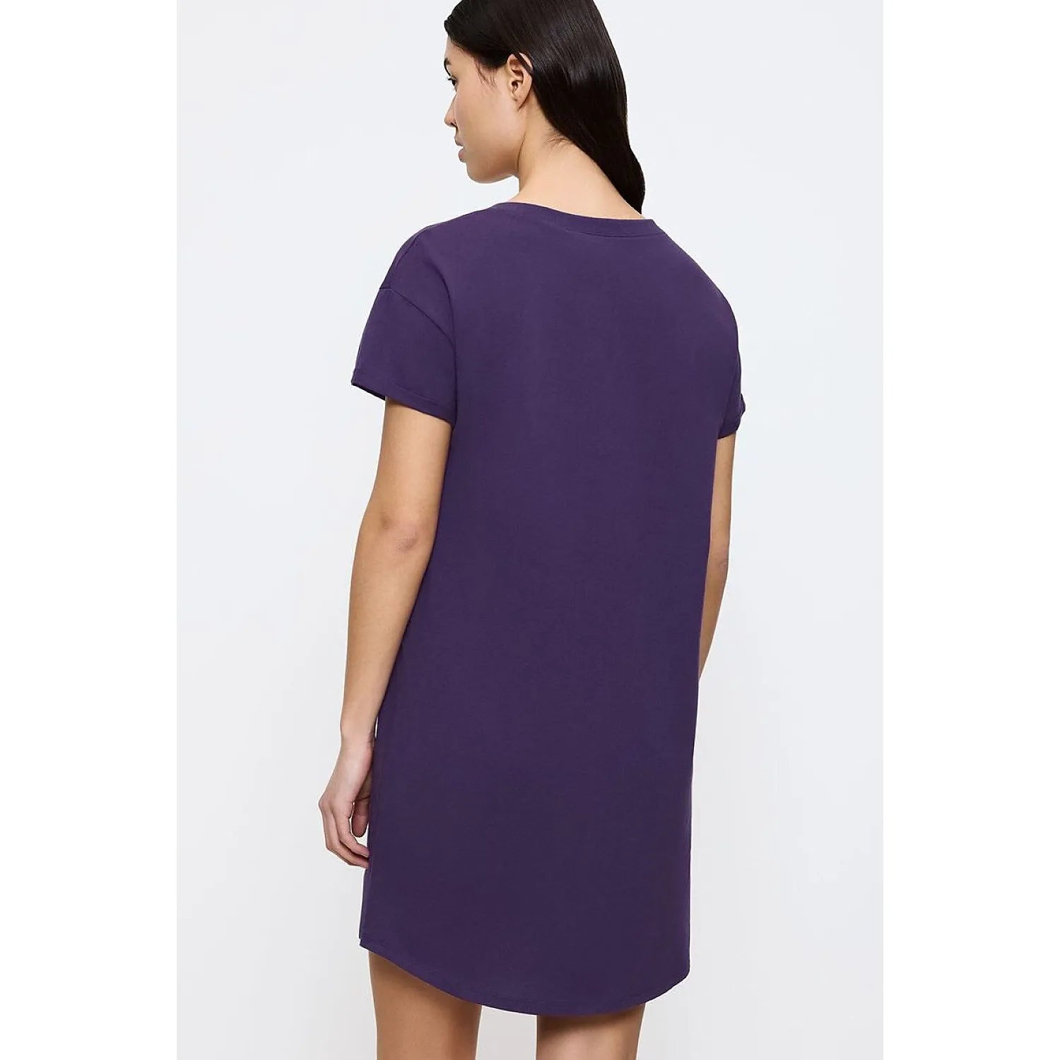 Chemise nuit femme violette en coton, manches courtes, coupe moderne et élégante, vue de dos, confort optimal.