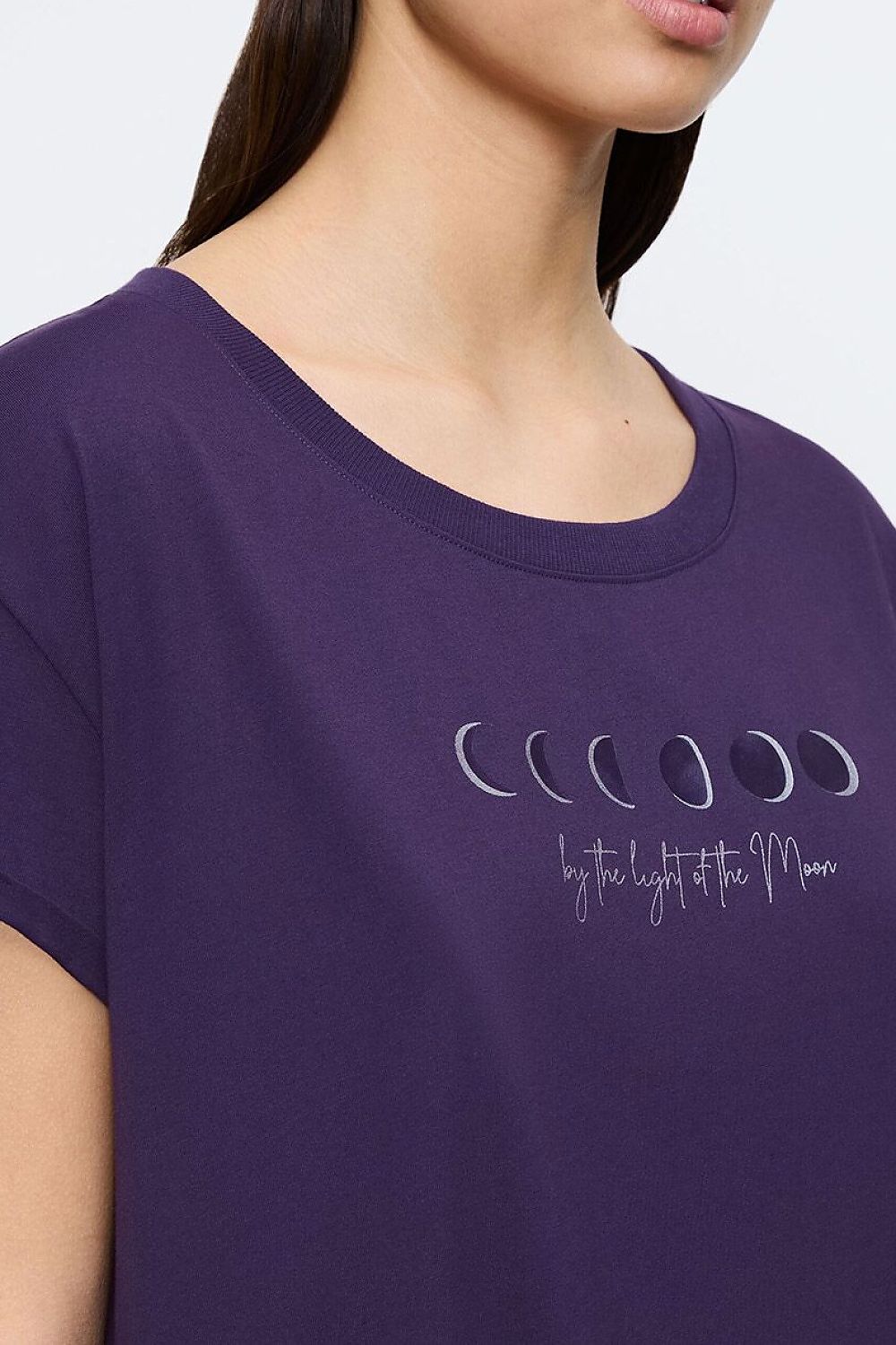 Chemise de nuit femme violette à manches courtes, motif phases de lune, tissu doux et respirant pour confort nocturne.