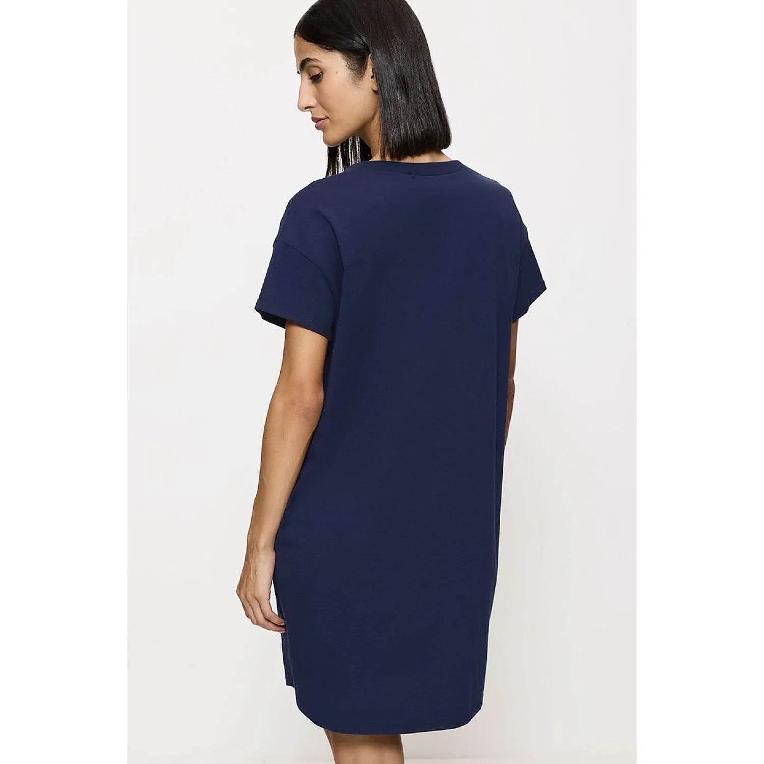 Chemise de nuit femme bleu marine manches courtes, coupe décontractée, tissu coton doux et respirant, élégance nocturne.