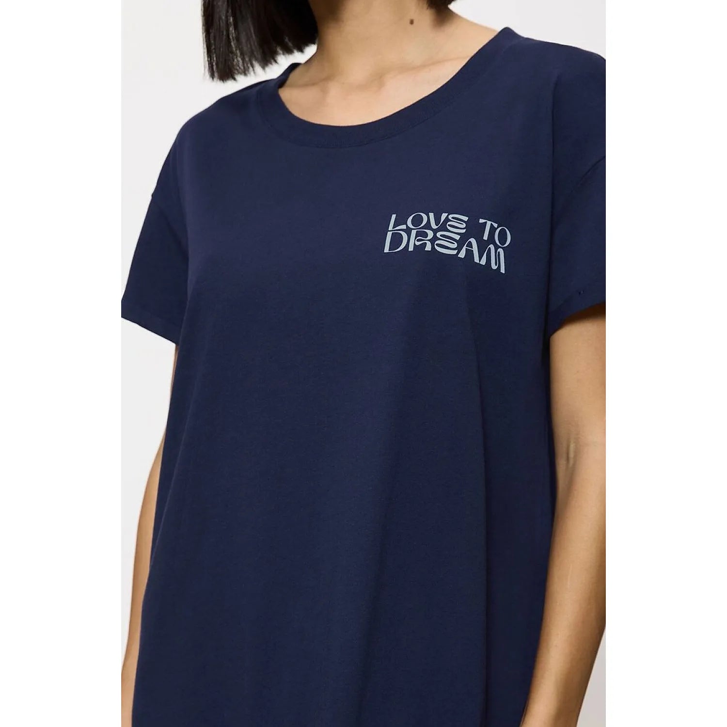 Chemise de nuit femme bleu marine, manches courtes, coton, inscription Love to Dream, coupe décontractée et élégante.