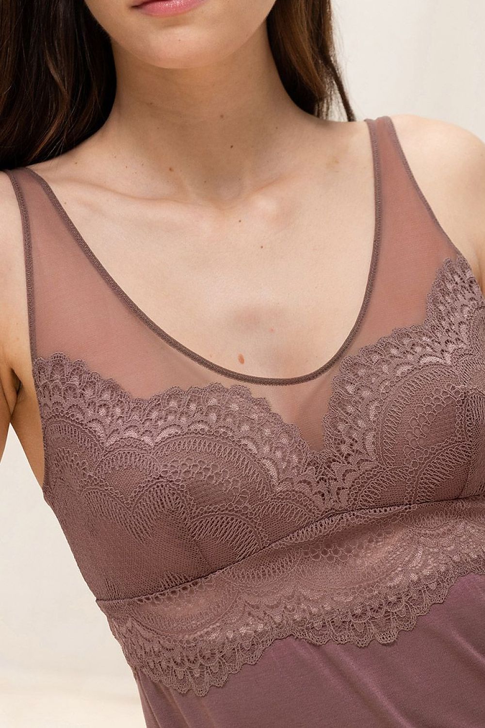 Chemise de nuit marron avec dentelle délicate et tulle, décolleté rond, coupe évasée, longueur genou, style élégant.