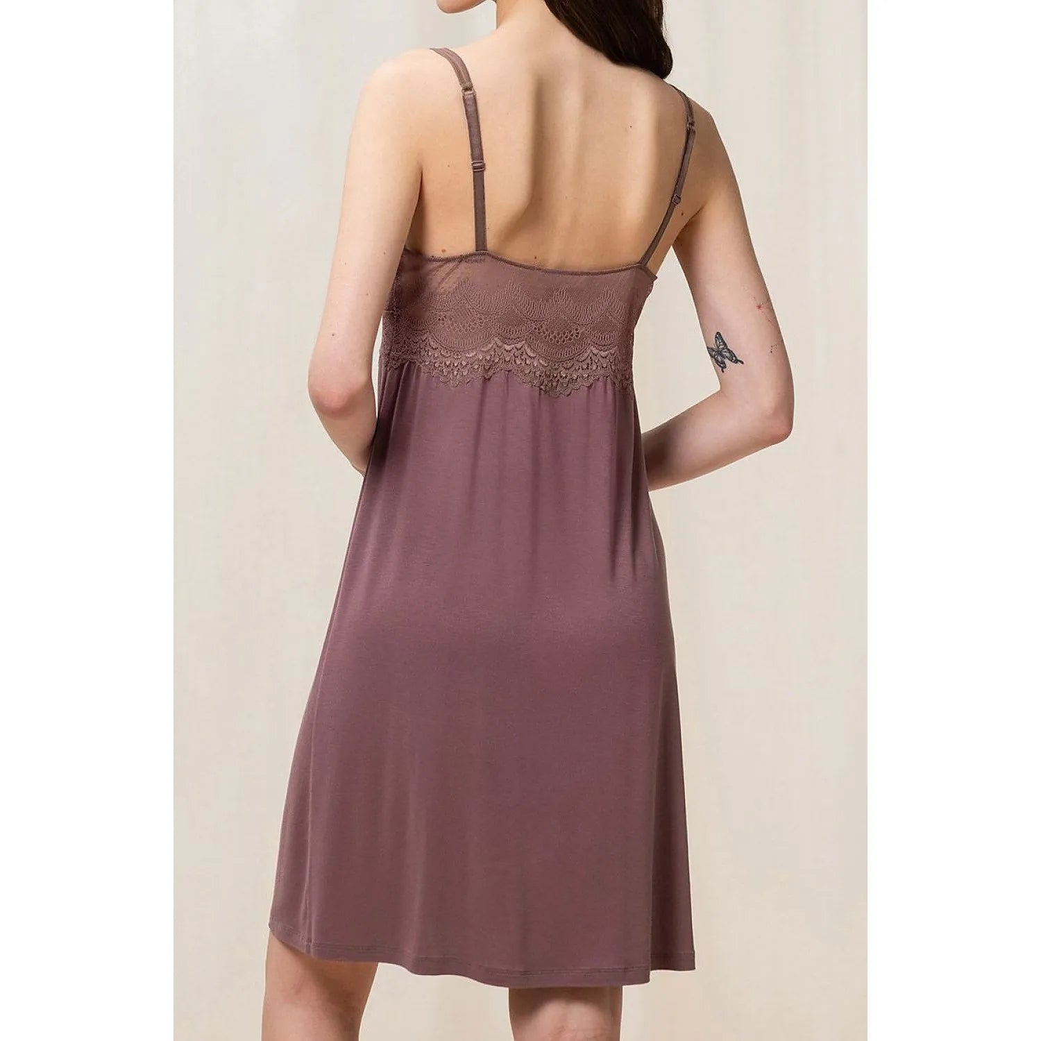 Chemise de nuit femme Triumph en viscose marron, dentelle délicate, bretelles fines, élégance et confort pour la nuit.