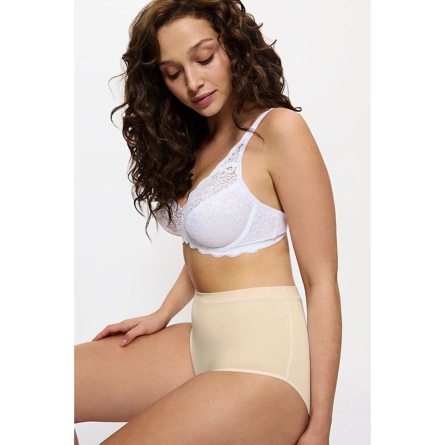 Culotte taille haute beige en modal doux, respirante et invisible, portée par mannequin, idéale sous vêtements ajustés.