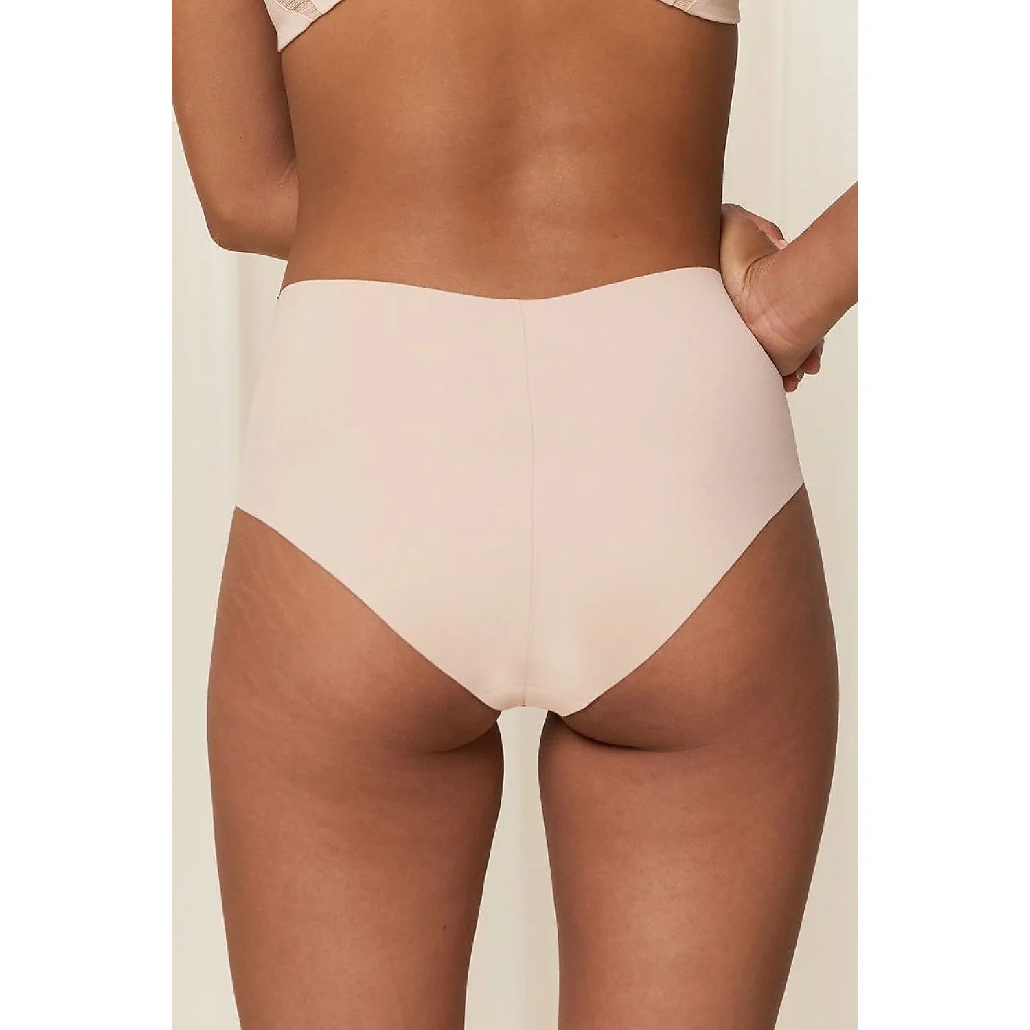Culotte invisible beige en dentelle élastique recyclée, coupe élégante et confortable, Triumph.