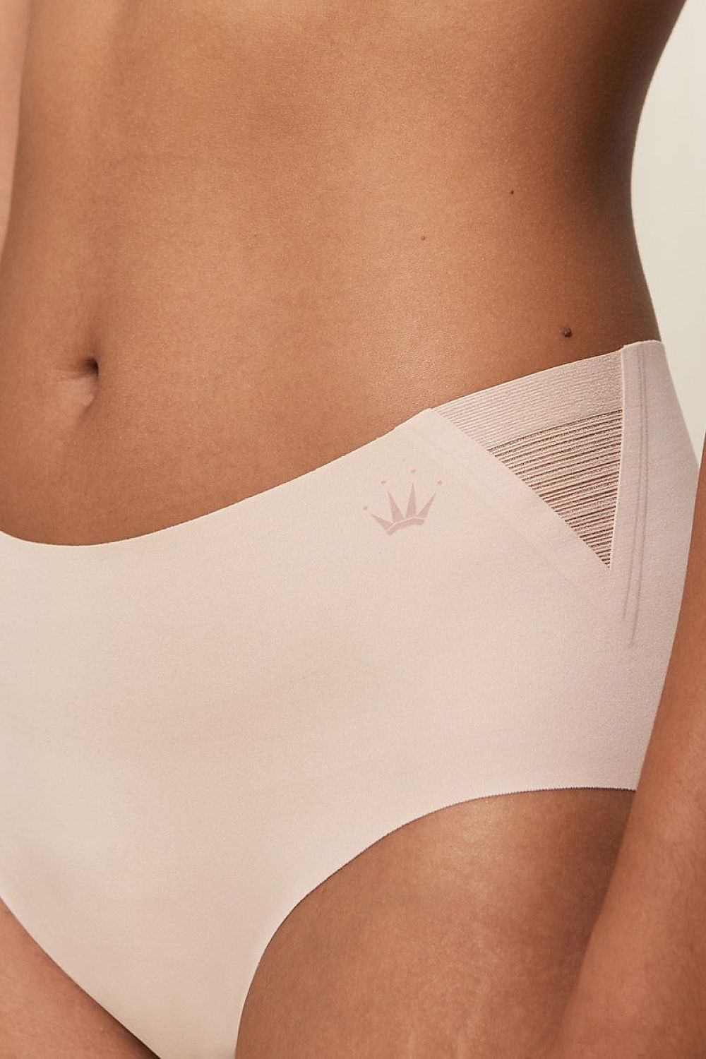 Culotte beige sans couture Triumph Flex Smart Maxi, design moderne, tissu élastique recyclé, ajustement confortable.