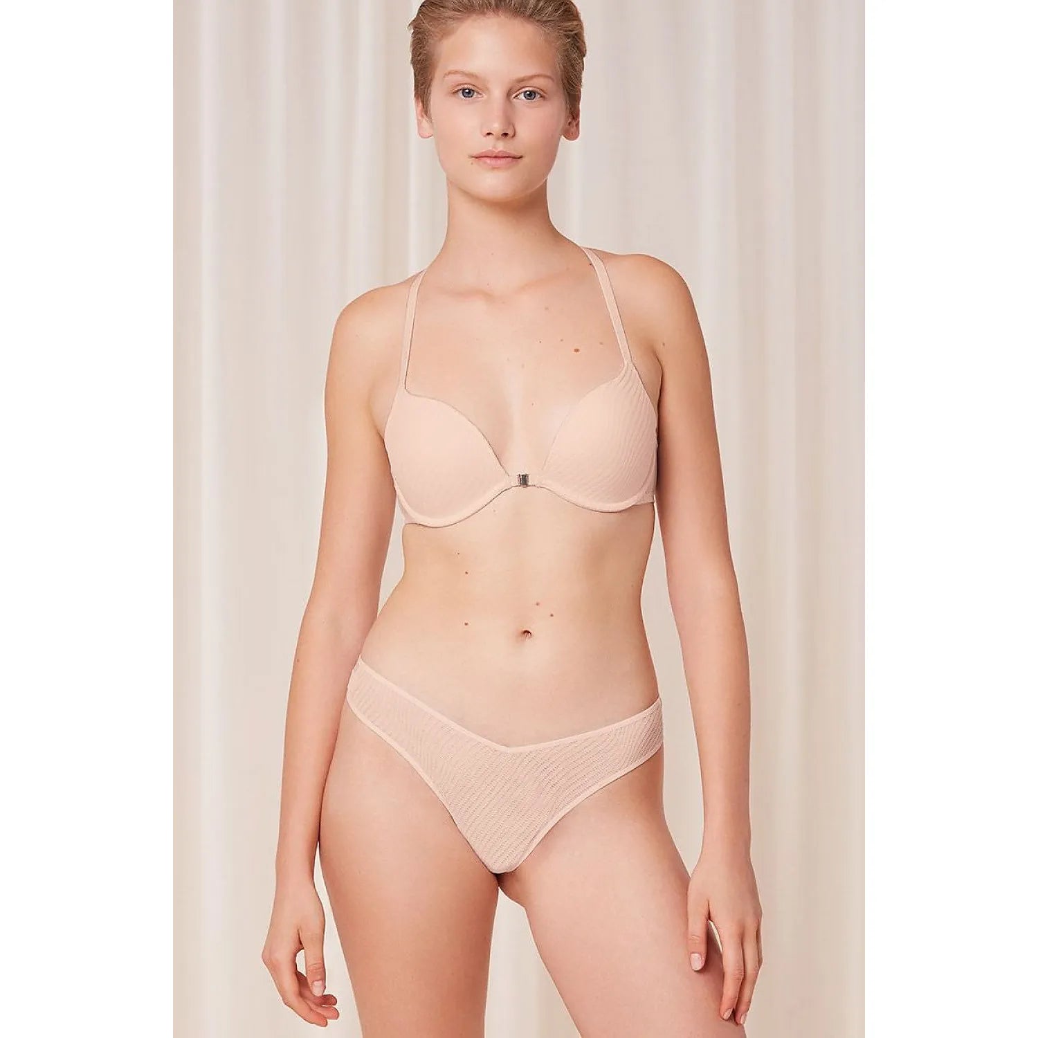 Culottes brésiliennes roses clair en dentelle, coupe haute jambes, ajustement parfait, élégance et confort.