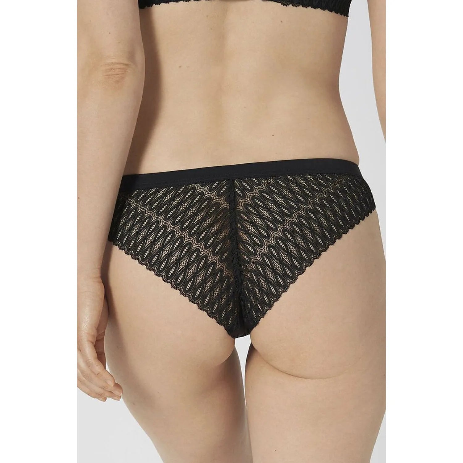 Culotte brésilienne noire en dentelle microfibre, ajustée et invisible, mettant en valeur la silhouette féminine.
