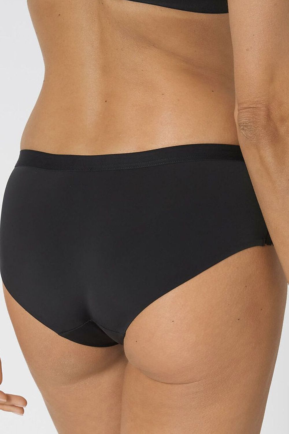 Culotte noire Triumph Aura Spotlight Maxi en microfibre douce avec détails en dentelle, coupe classique pour confort optimal.