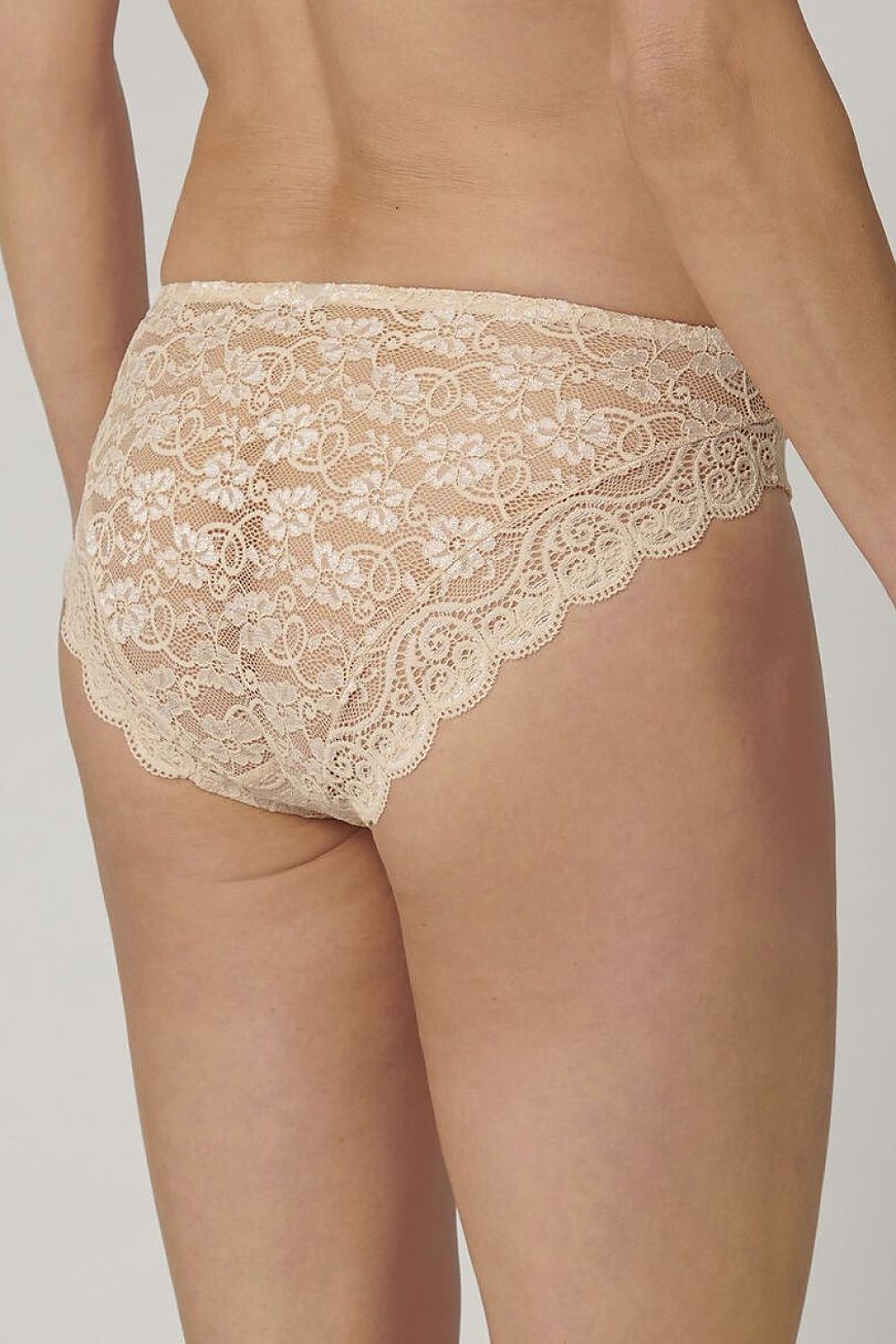 Culotte Triumph Amourette 300 en dentelle beige, taille haute, finitions ondulées, doublure douce pour confort optimal.