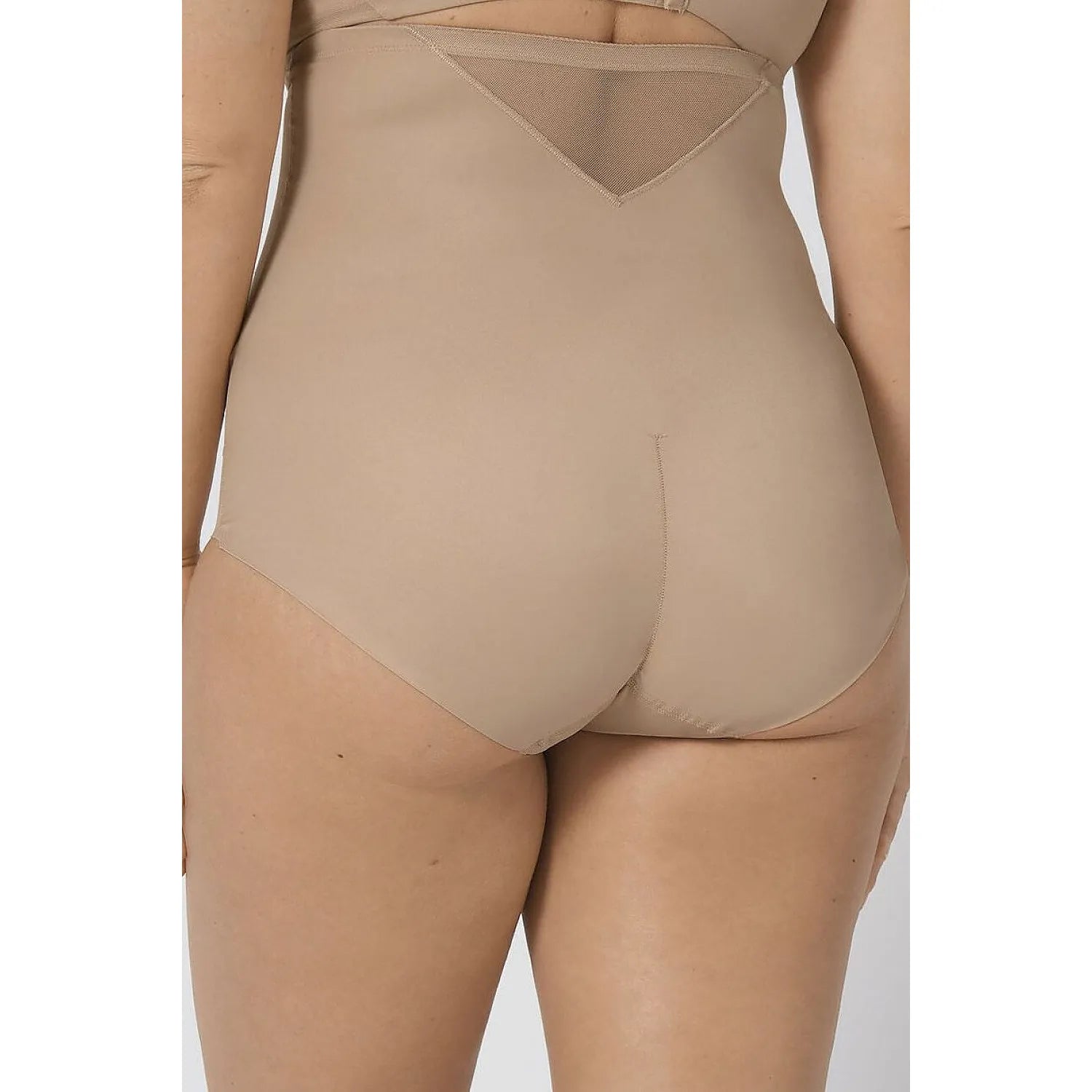 Culotte gainante beige taille très haute, finition sans couture, True Shape Sensation Triumph, vue arrière.