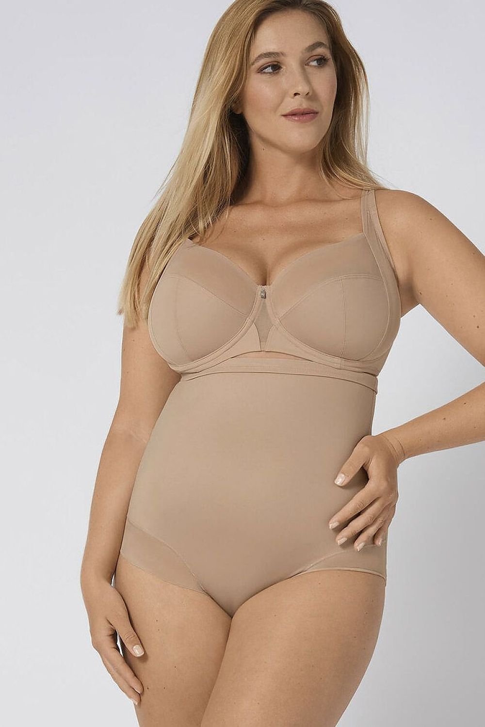 Culotte gainante beige True Shape Sensation Triumph, taille haute, bande silicone, finition sans couture, silhouette lissée.