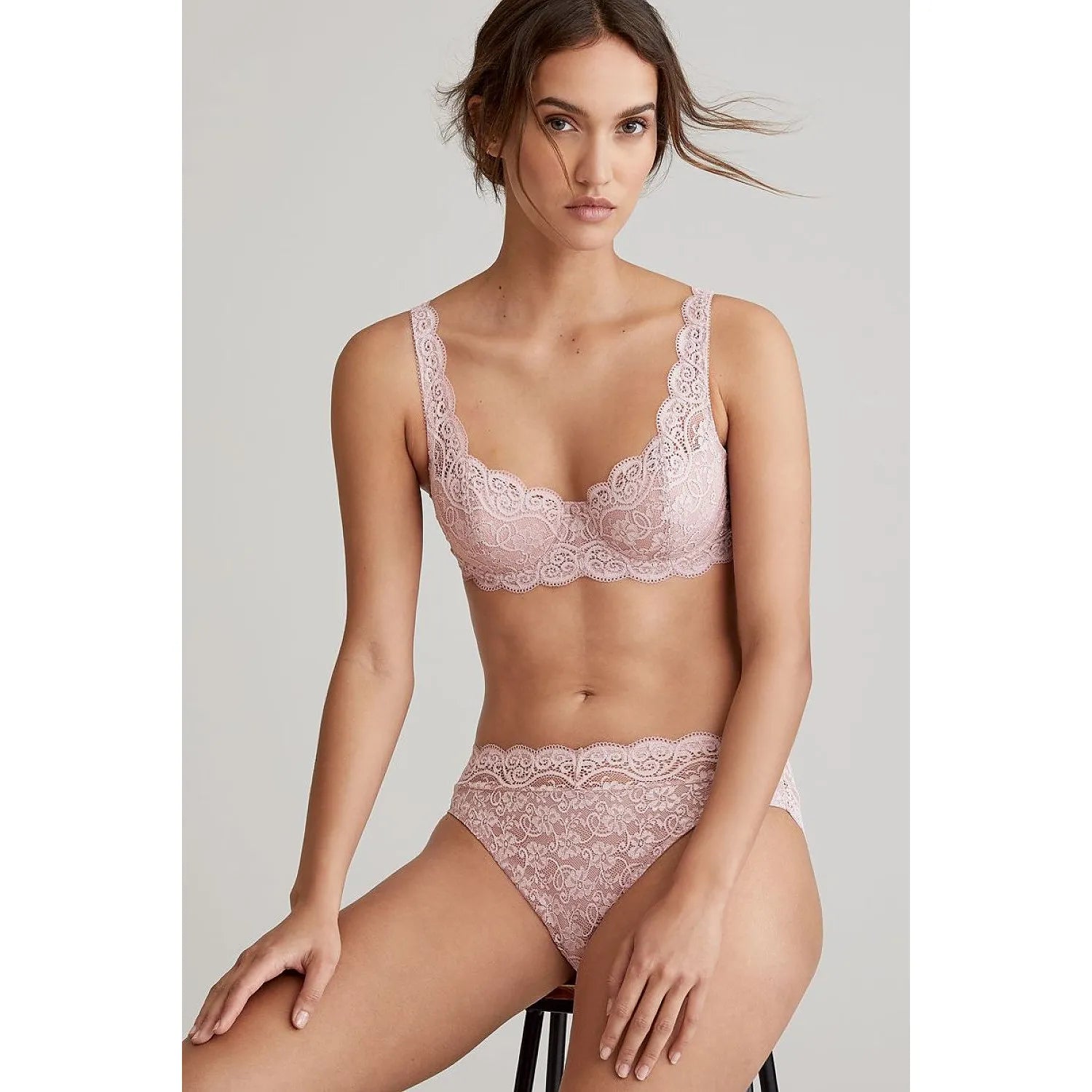 Culottes dentelle rose Amourette 300 Magic Wire Tai02, élégance et confort invisibles, portées par un modèle assis.