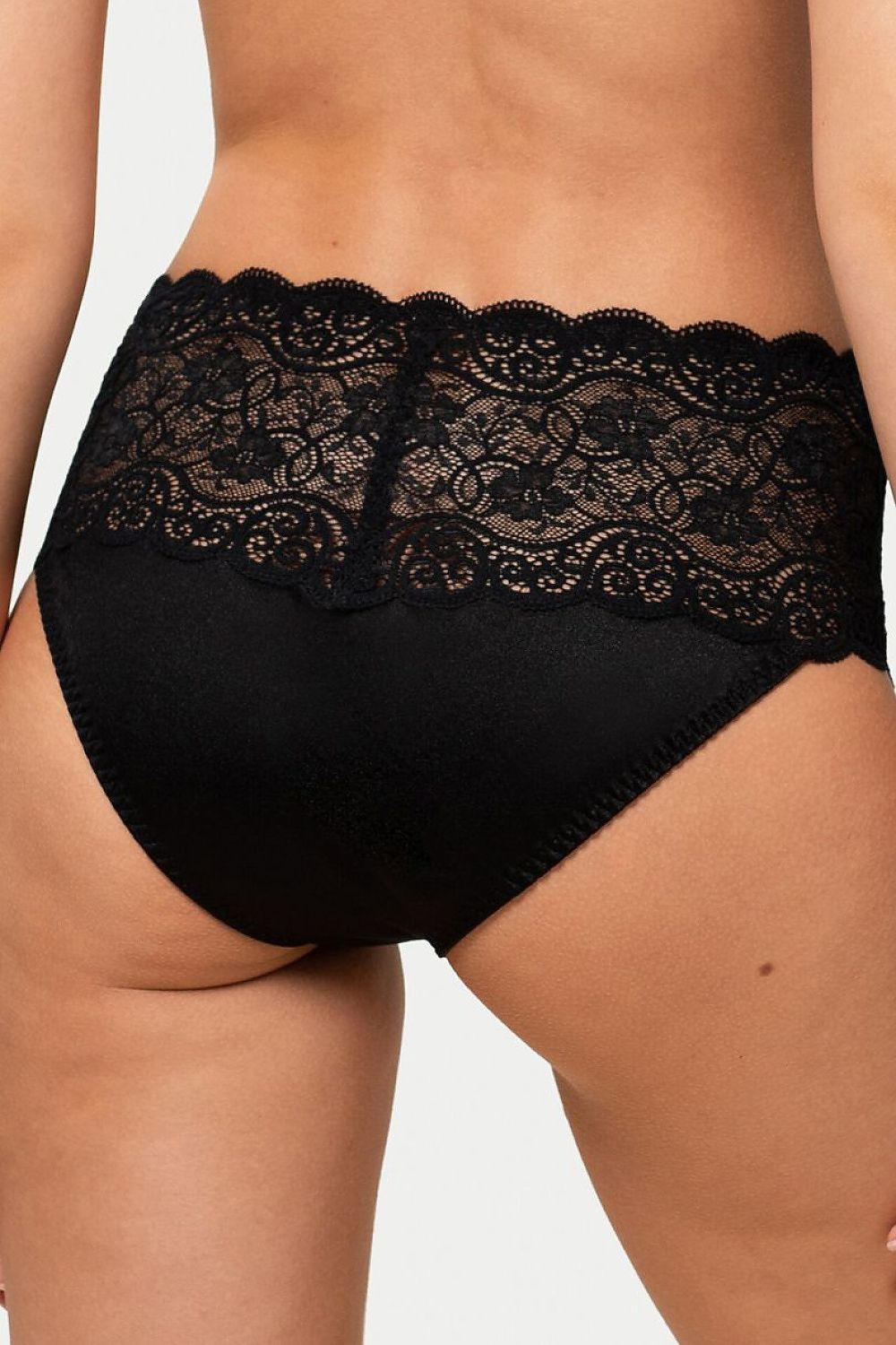Culotte noire Triumph Amourette 300 Maxi, taille haute, dentelle florale délicate, ajustement confortable et élégant.