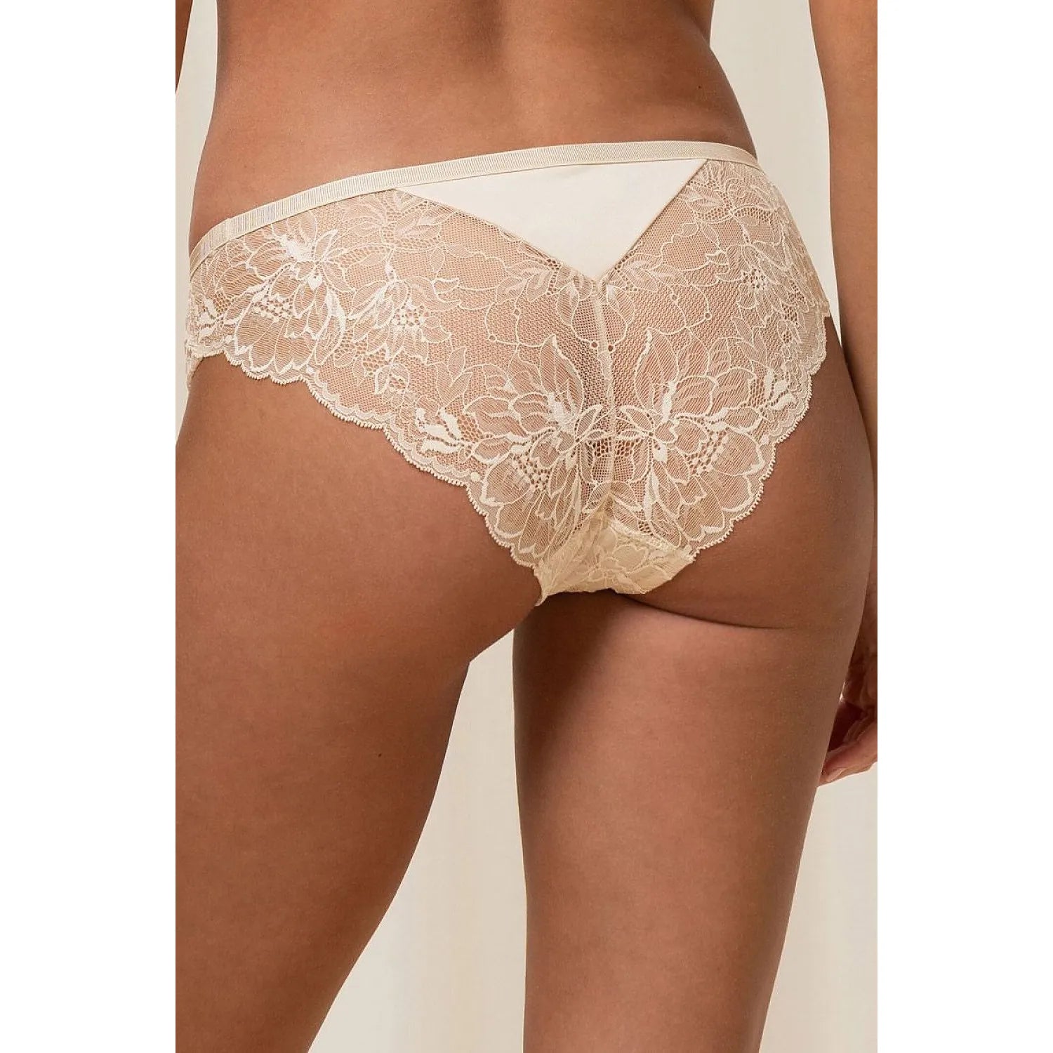 Culotte brésilienne dentelle florale beige élégante, silhouette sublimée, confort optimal pour femmes Amourette Charm.