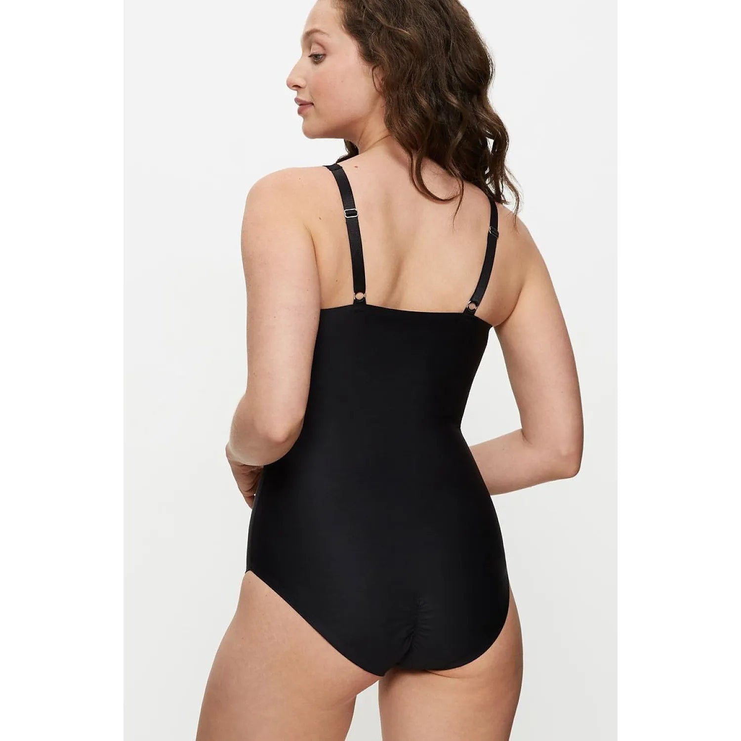 Femme portant body noir Triumph sans armature, design lisse et moderne, dos avec bretelles réglables.
