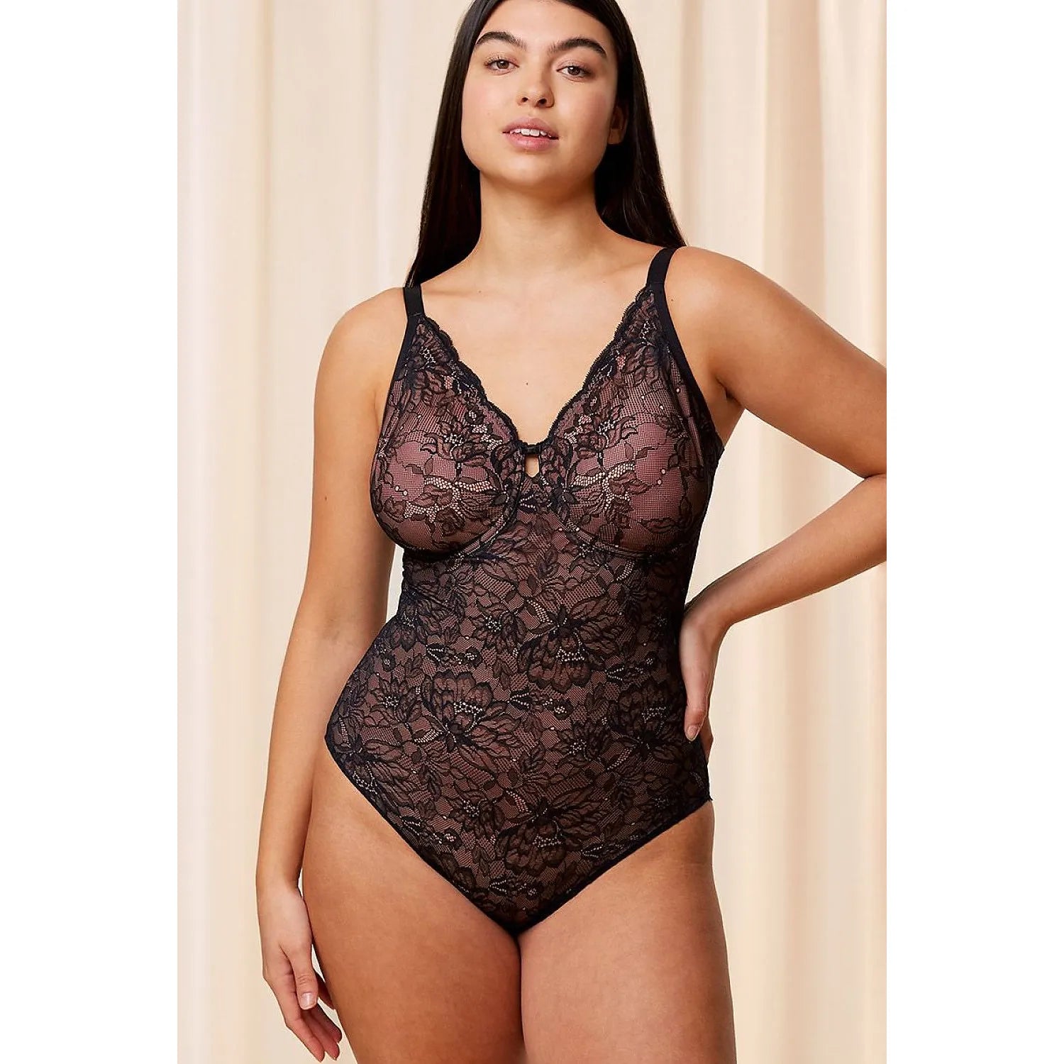 Body dentelle noire sans armature Triumph, design élégant et confortable, épouse les courbes pour une silhouette sublimée.