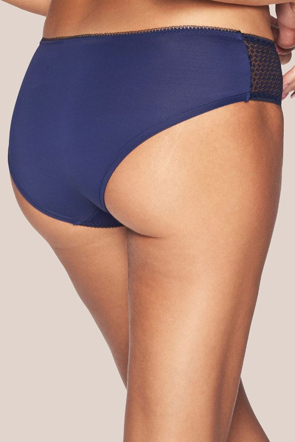 Culotte bleue Kinga modèle 231399 avec dentelle subtile, microfibre douce, coupe élégante et confortable.