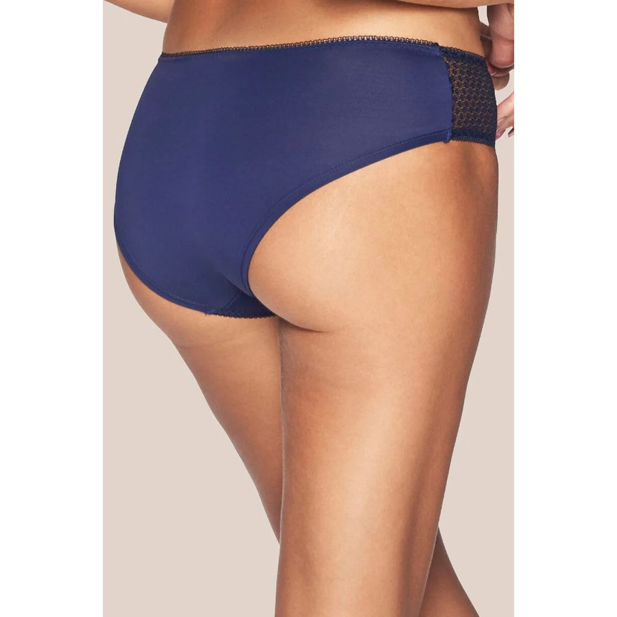 Culotte bleue élégante en microfibre avec dentelle subtile sur les côtés, offrant confort et style pour femme.