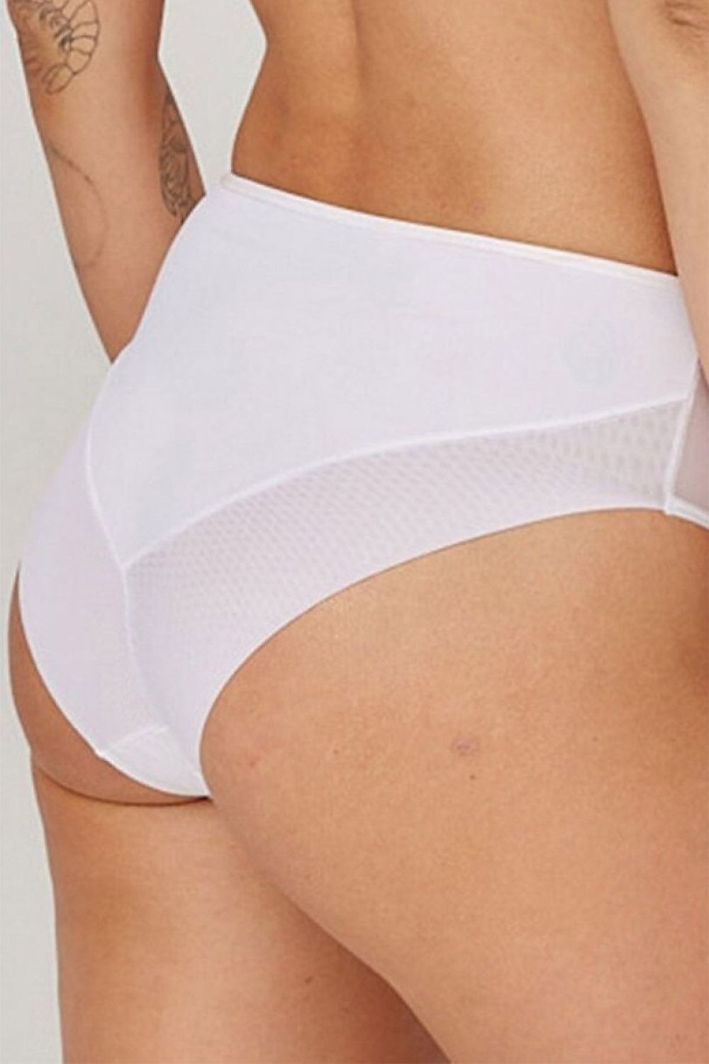 Culottes blanches sans couture, ajustées, en tissu lisse et élastique, offrant confort et discrétion sous les vêtements.