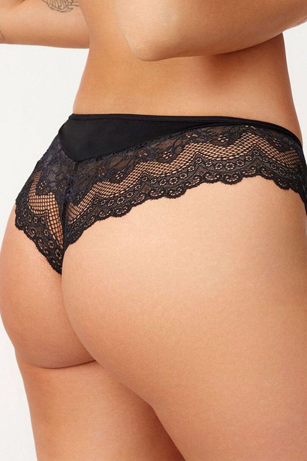 Culottes brésiliennes noires en dentelle décorative, coupe élégante et sensuelle, mettant en valeur la silhouette féminine.
