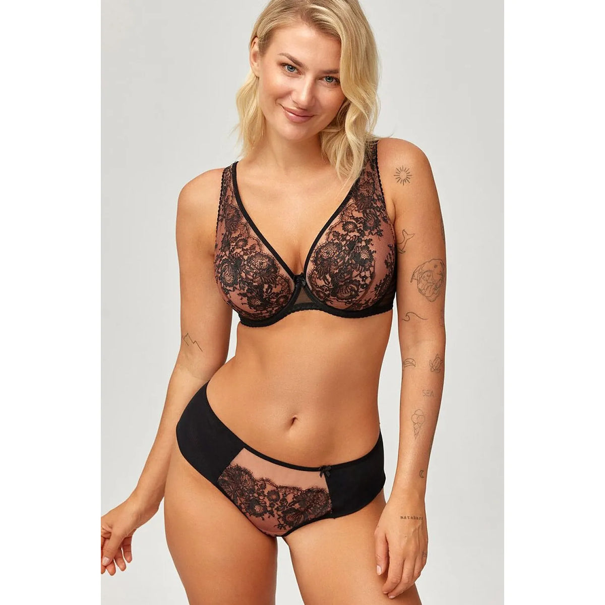 Culottes en dentelle florale Scarlett, avant en dentelle, arrière en microfibre lisse, confort et élégance féminine.