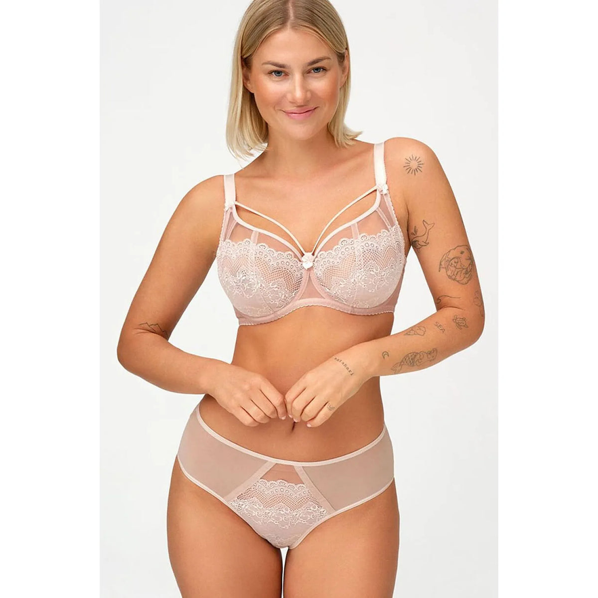 Culottes noires en dentelle Otylia avec motif floral, filet transparent et découpe, confortables et élégantes.