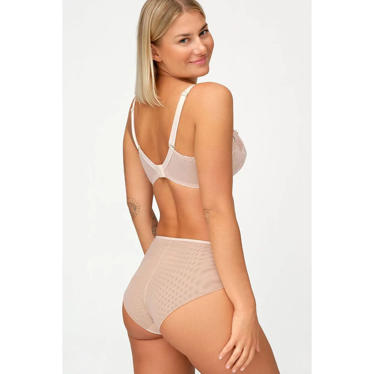 Culottes noires en dentelle Otylia, motif floral, filet transparent, dos lisse, confort et élégance sensuelle.