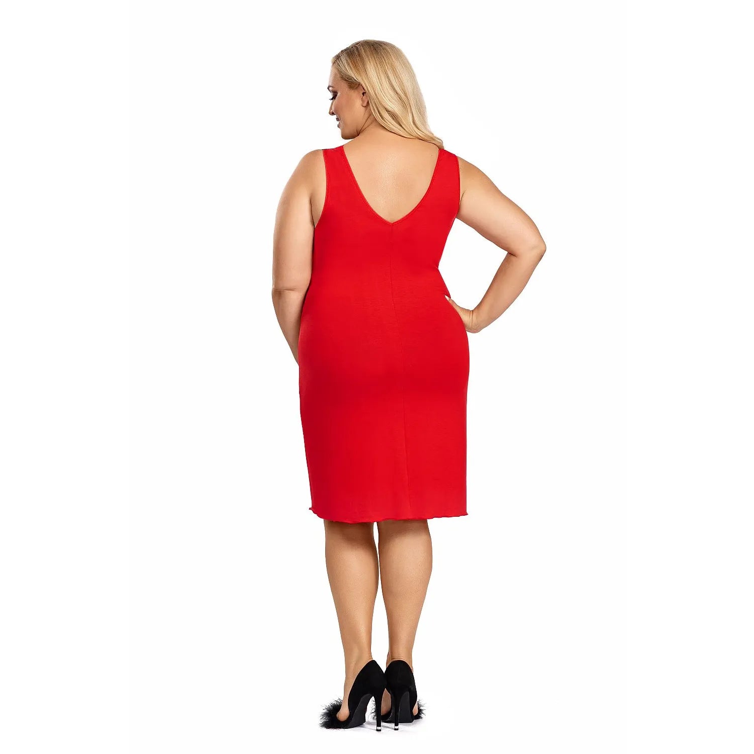 Chemise de nuit grande taille rouge avec dentelle noire, coupe féminine et élégante, mettant en valeur la silhouette.