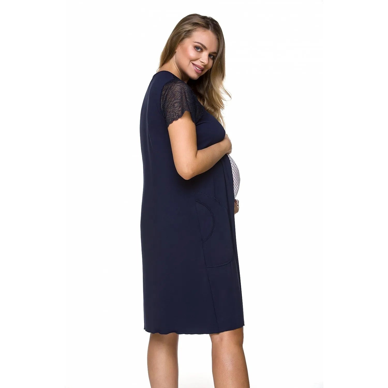 Chemise de nuit maternité bleu marine, manches courtes en dentelle, poches latérales, insert viscose imprimé pour ventre.