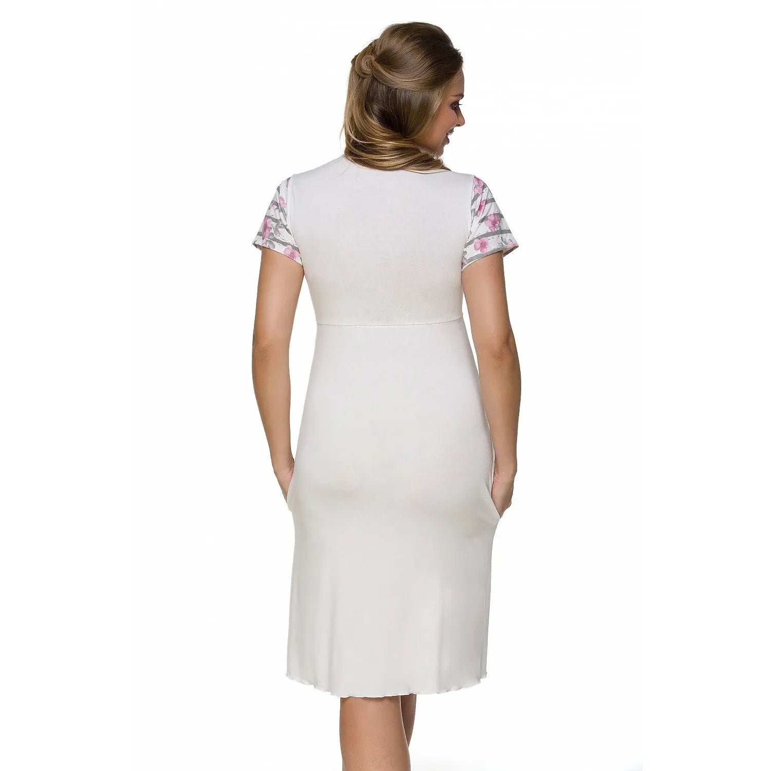 Chemise de nuit blanche pour femmes enceintes, manches courtes à motifs, longueur sous le genou, ajustement confortable.