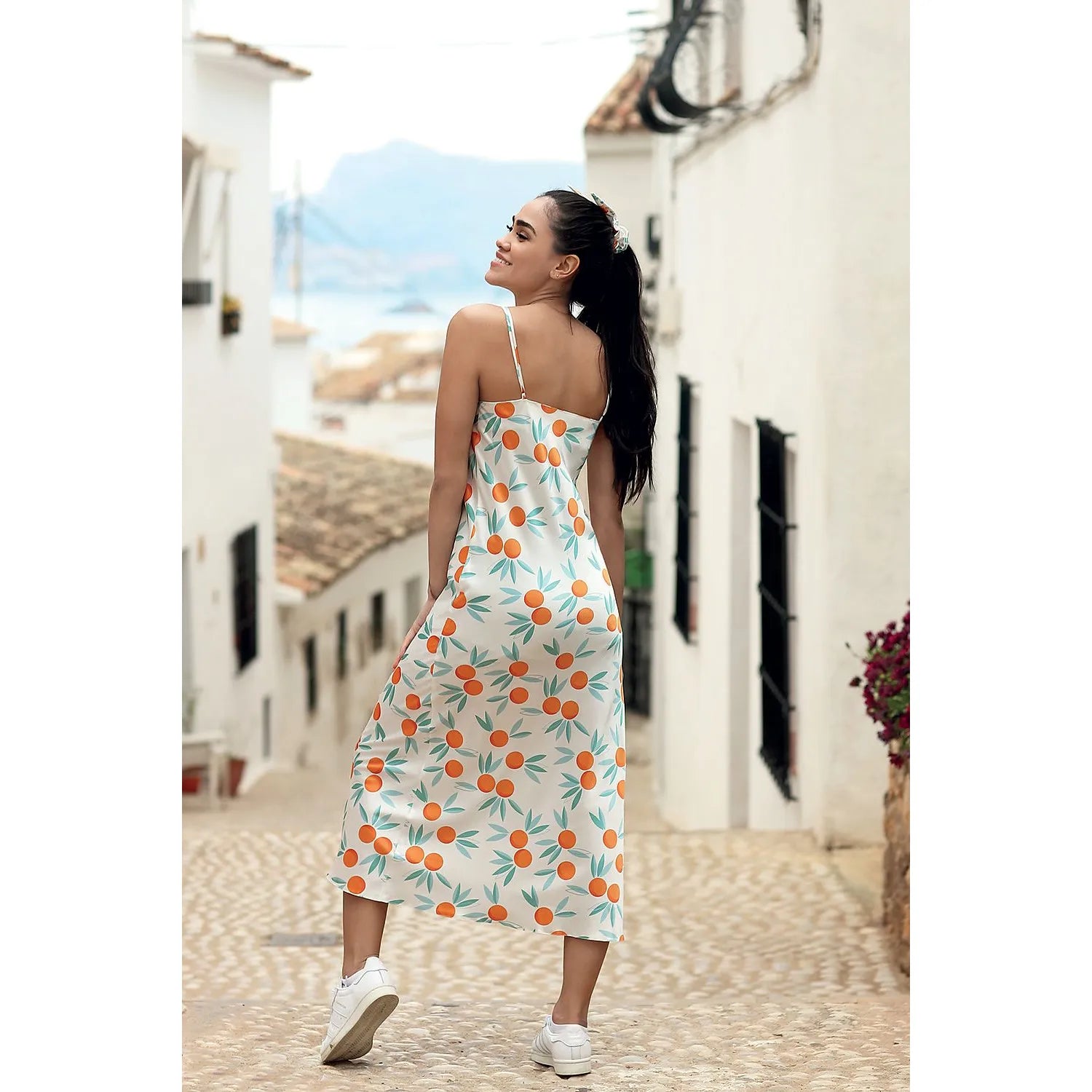 Chemise de nuit satinée imprimée fleurs, bretelles fines réglables, élégance classique et tendance, collection DKaren.