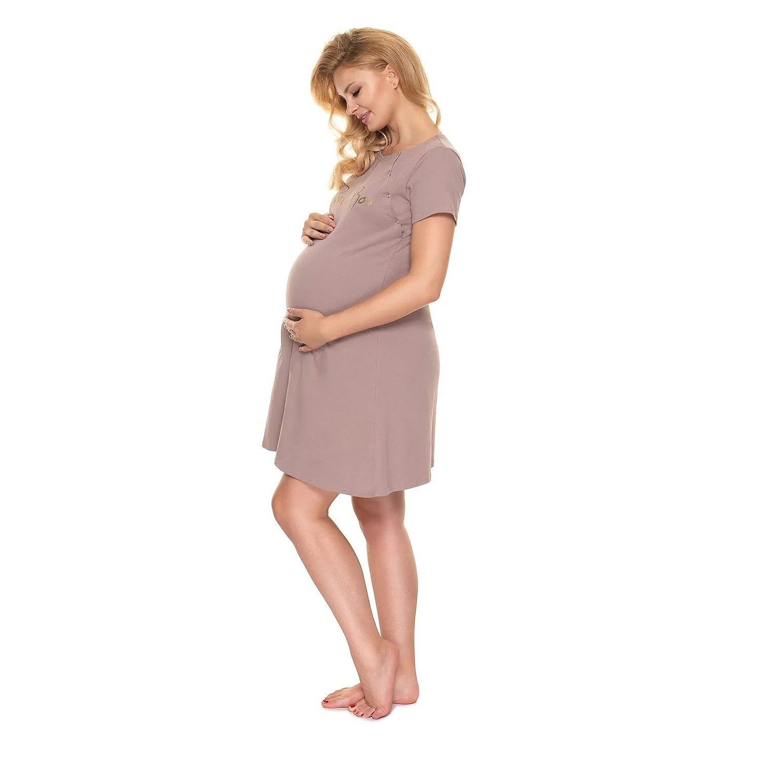 Chemise de nuit maternité PeeKaBoo beige, manches courtes, fonction allaitement, logo doré, confortable et élégante.