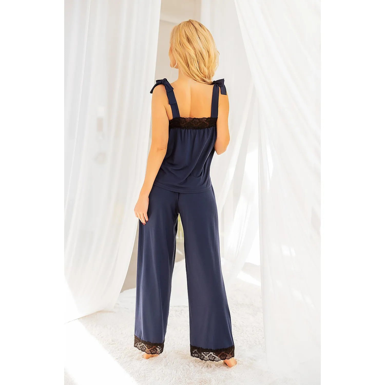 Pyjama bohème bleu marine en dentelle, élasthanne et viscose, avec bretelles nouées, idéal pour le confort et l'élégance.