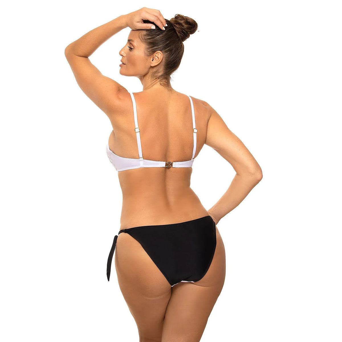 Maillot de bain deux pièces blanc et noir, soutien-gorge rembourré, bretelles réglables, culotte nouée sur les côtés.