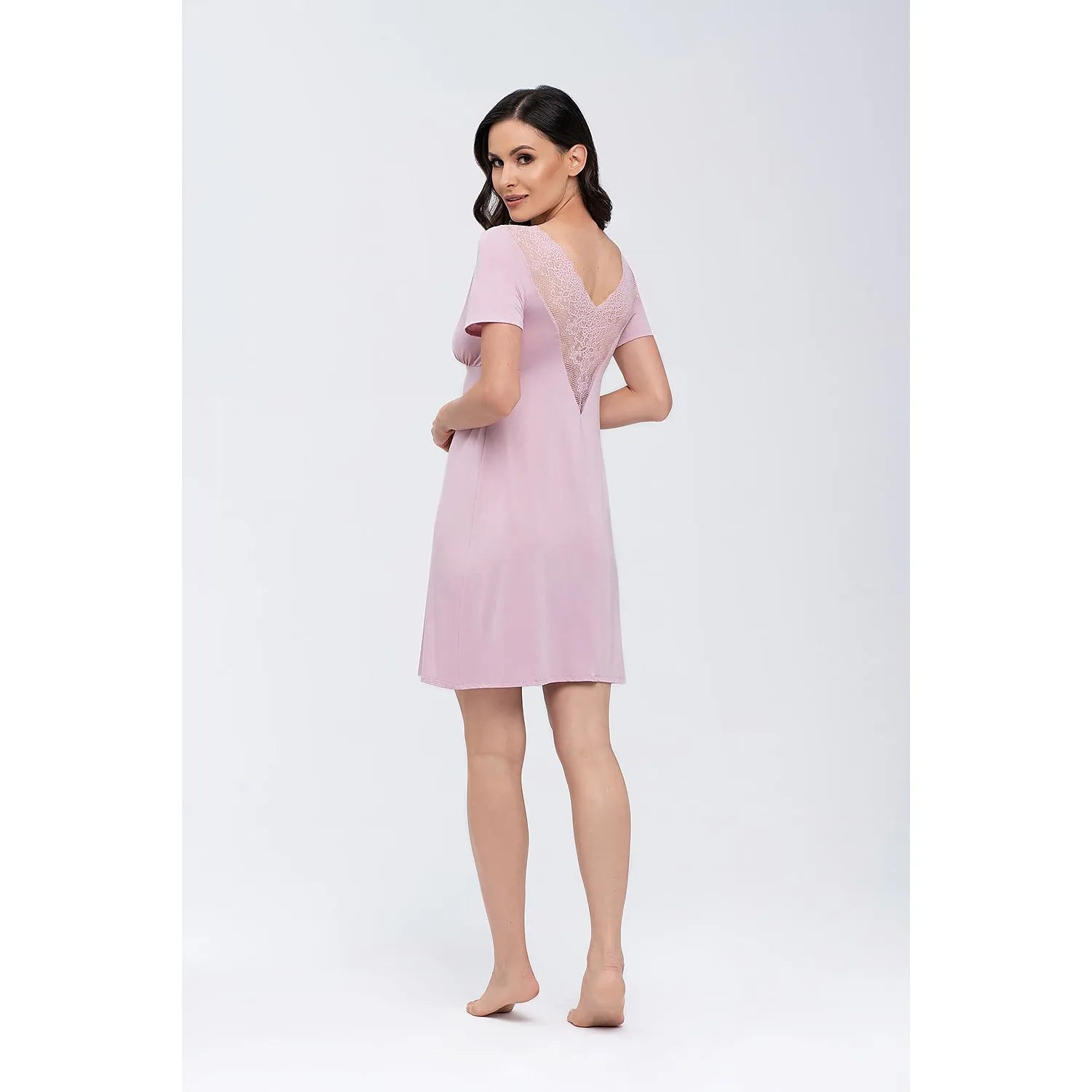 Chemise de nuit rose en viscose avec dentelle au dos, coupe sous le buste, manches courtes, élégante et confortable.