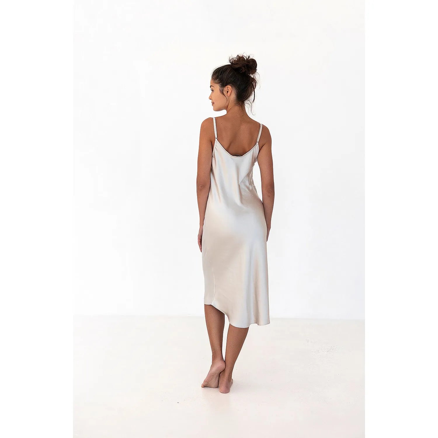 Chemise de nuit satinée blanche, bretelles fines, coupe ajustée, élégante et confortable, idéale pour la douceur nocturne.