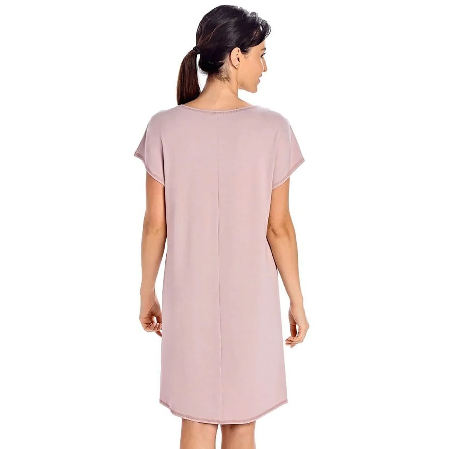 Chemise de nuit cacao en viscose douce, coupe ample, longueur genou, encolure ronde, vue de dos.