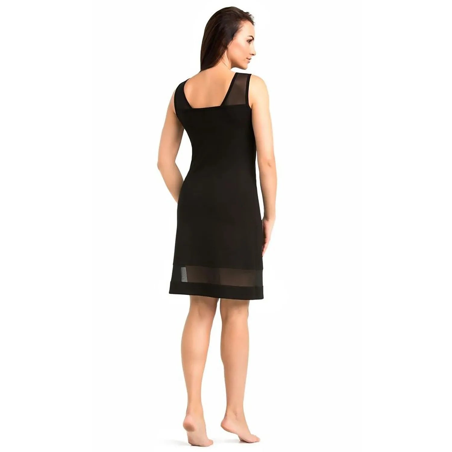 Chemise de nuit noire Betti, encolure en V, maille décorative, coupe A, longueur genou, viscose de qualité.