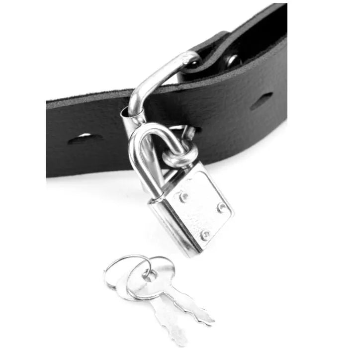 Bâillon noir avec gode en caoutchouc, design ergonomique, texture lisse, accessoire intime innovant pour jeux adultes.