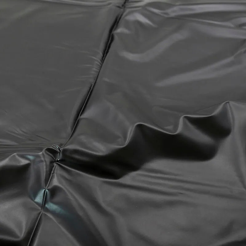 Drap jetable imperméable noir en PVC pour jeux adultes, texture lisse et résistante, idéal pour protection et confort.