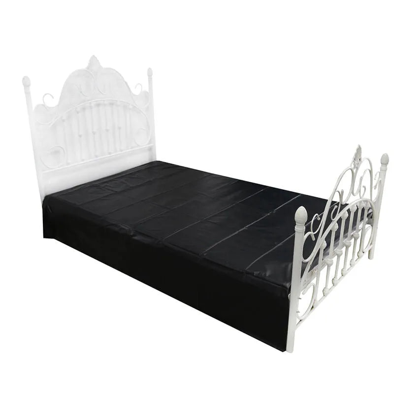 Lit avec drap jetable imperméable noir en PVC pour jeux adultes, protection optimale, ambiance intime et sécurisée.