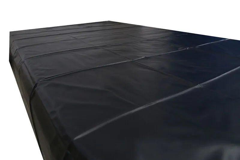 Drap jetable imperméable PVC noir pour jeux adultes, protection optimale, surface lisse et résistante.