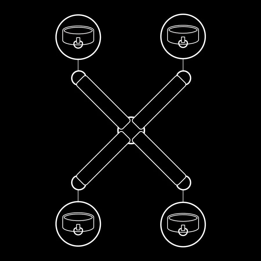 Ensemble bondage cuir vegan réglable noir, design croisé avec attaches circulaires, idéal pour jeux BDSM sécurisés.