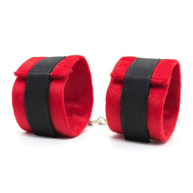 Bracelets rouges en fourrure synthétique avec attaches noires, partie de l'Ensemble Fétiche 5 Pièces Ohmama.