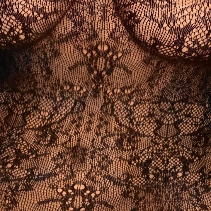 Ensemble jarretière dentelle noire grande taille Dreamgirl, design raffiné avec encolure bandeau et jarretières délicates.