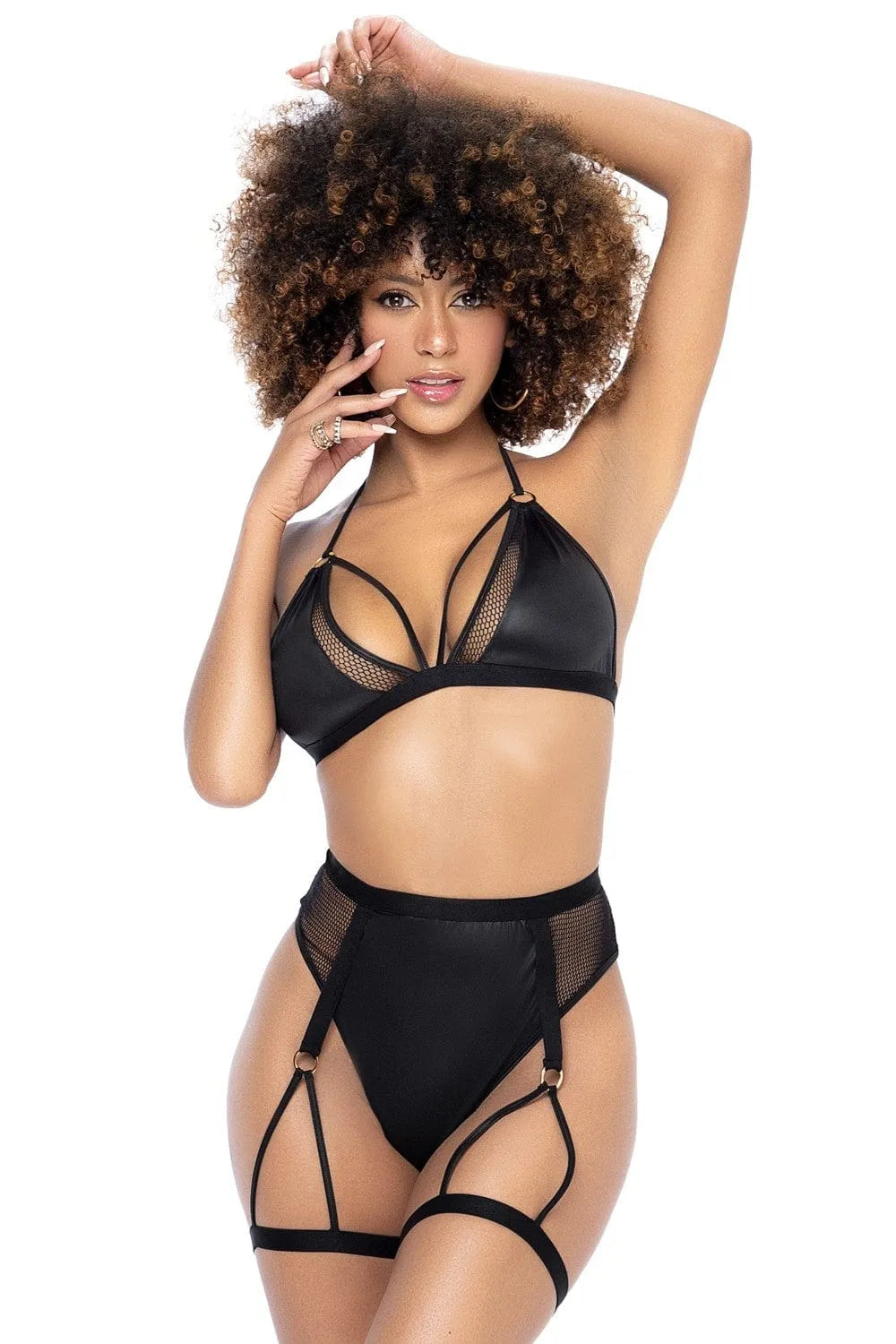 Ensemble lingerie noir avec porte-jarretelles intégré, soutien-gorge et culotte assortis, élégant et séduisant.